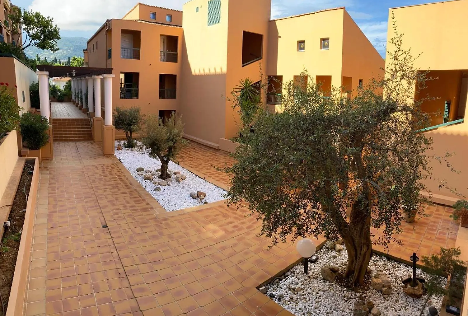 Apartment Rez De Jardin Avec Vue Mer A Saint Jean